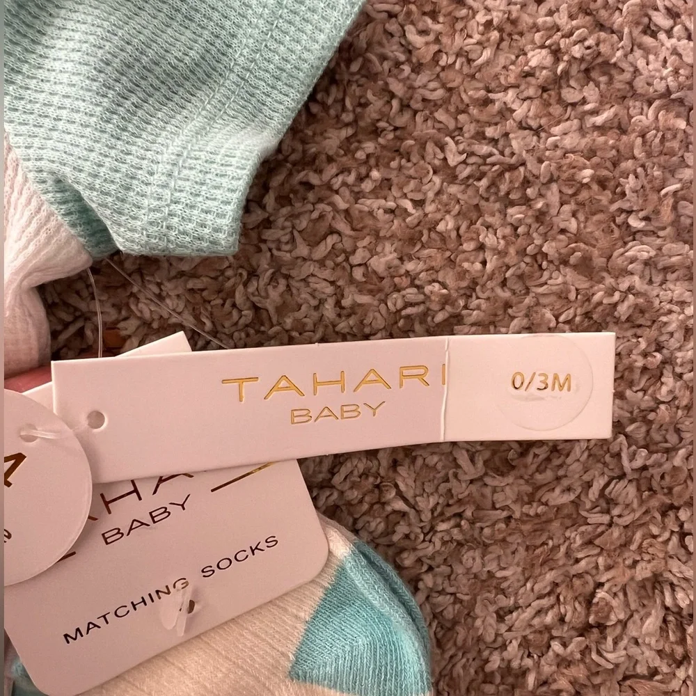 Tahari‎ Baby Mint and White Bodysuit Set Size 0-3 Months